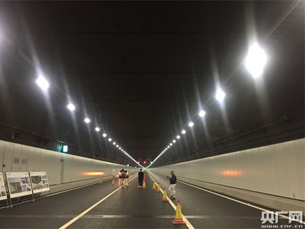 “頭頂”40米深海水作業 港珠澳大橋海底隧道“滴水不漏